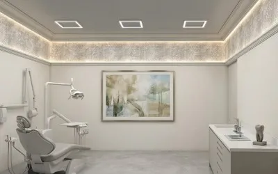 Esempio arredamento studio dentriscitco con fascia decorativa a soffito